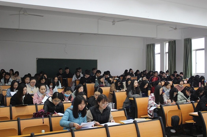 同学们正在认真听讲.jpg