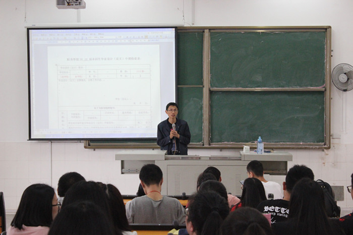 0420 投稿照片-商学院-商学院会计系、经济系召开2018届毕业论文中期检查会4.JPG