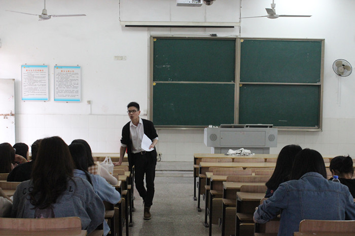 0420 投稿照片-商学院-商学院会计系、经济系召开2018届毕业论文中期检查会2.JPG