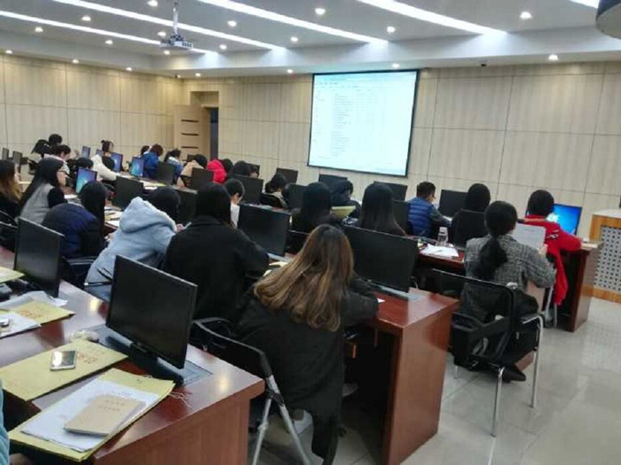 同学们正在审核相关材料.jpg