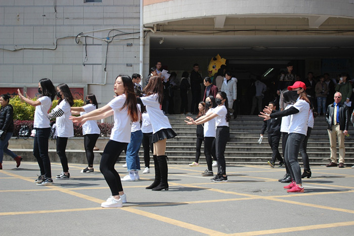 同学们进行“快闪”表演.JPG