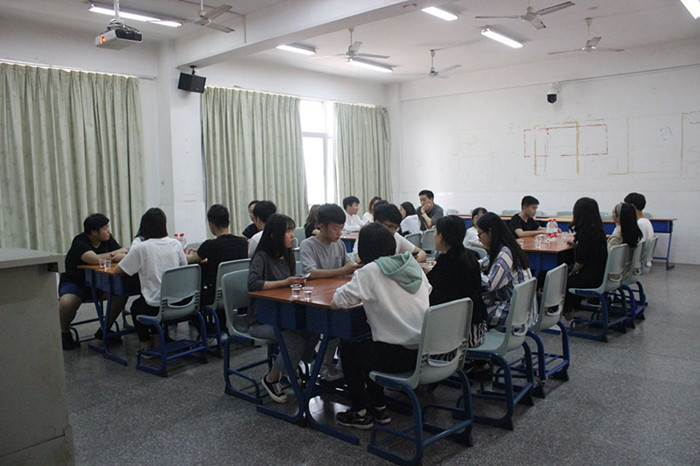 0413 投稿照片-商学院-阳光学院机关中层以上干部联系商学院班级见面会4.JPG