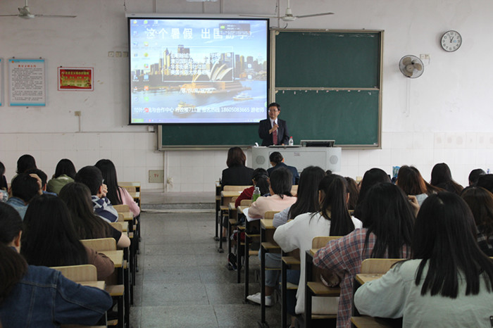 0427 投稿照片-商学院-商学院开展“高雄科技大学与阳光学院共同培育优秀学生攻读美国密苏里大学经营管理硕士项目”宣讲会3.JPG