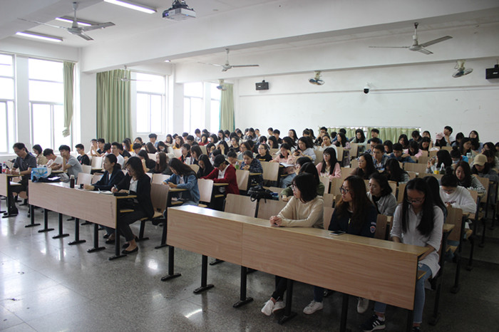 0427 投稿照片-商学院-商学院开展“高雄科技大学与阳光学院共同培育优秀学生攻读美国密苏里大学经营管理硕士项目”宣讲会2.JPG